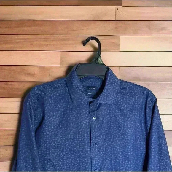 Tommy Hilfiger Men's Size Medium 161/2, 32/33 Navy Blue Button-Down Shirt - Picture 4 of 4